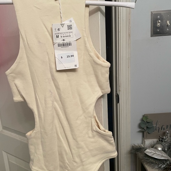 Cream Sleeveless Cutout Bodysuit - Picture 2 of 2